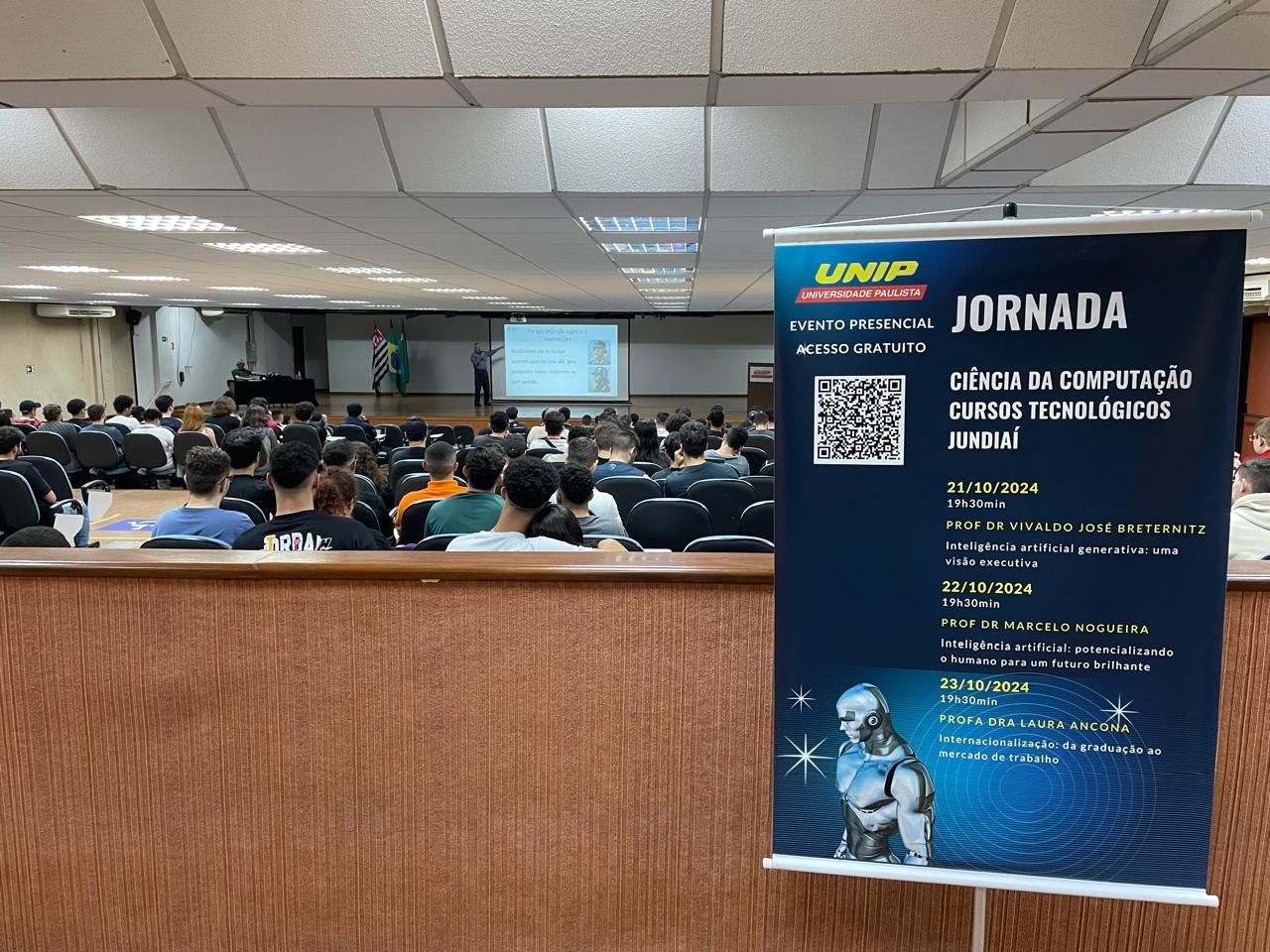 Anfiteatro com estudantes durante palestra