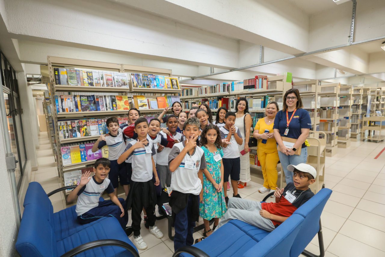 Biblioteca do campus com estantes de livros