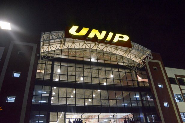 Fachada do campus UNIP Jundiaí à noite